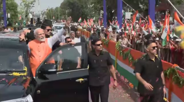 गुजरात के वडोदरा में PM का रोड शो:सिंदूर सम्मान यात्रा नाम दिया