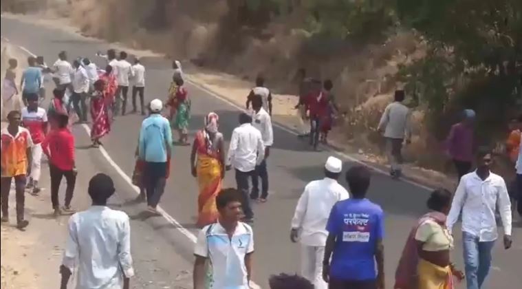 पेड़ से लटकी लाश की जांच करने पहुंची पुलिस पर हमला