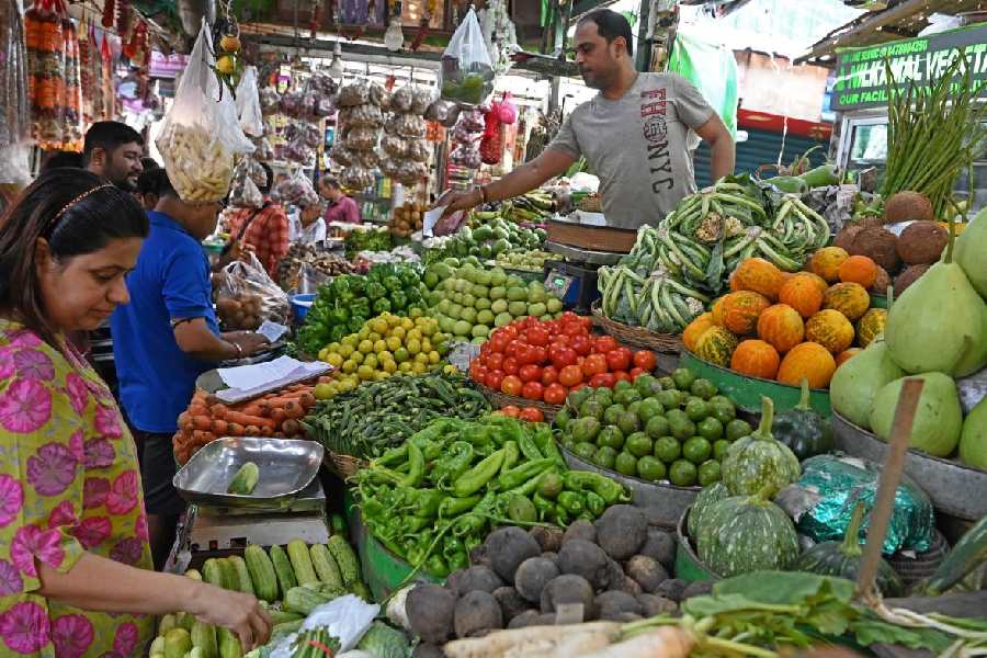 अप्रैल में रिटेल महंगाई घटकर 3.16% पर आई:ये करीब 6 साल में सबसे कम