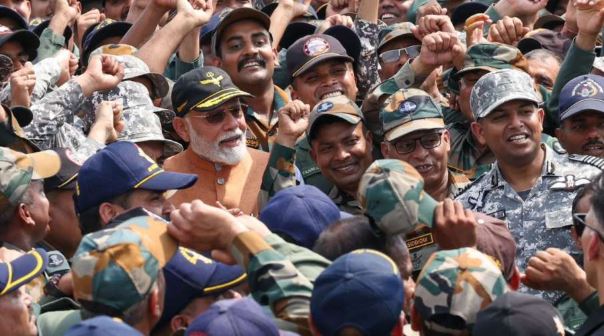 आदमपुर एयरबेस पर सेना के जवानों से मिले PM मोदी