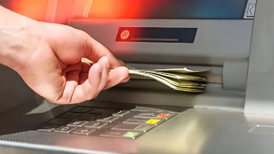 SBI ने ATM ट्रांजैक्शन नियमों में किया बदलाव:₹1 लाख बैलेंस पर अनलिमिटेड फ्री ट्रांजैक्शन 