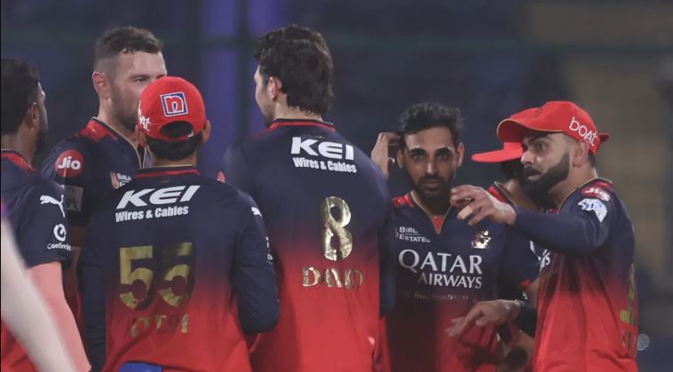 RCB अभी भी हो सकती प्लेऑफ की रेस से बाहर