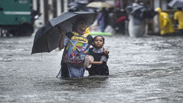 मुंबई में तेज बारिश से विजिबिलिटी कम हुई:पुणे में बादल फटा