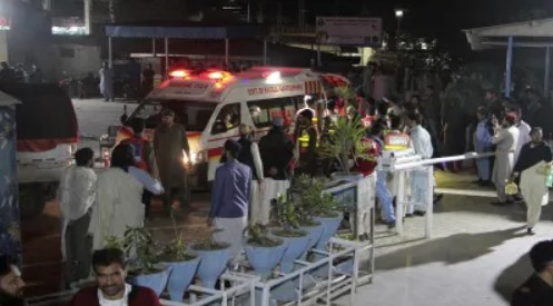 पाकिस्तान में कराची की जेल से 216 कैदी भागे:भूकंप के बाद मेन गेट से फरार