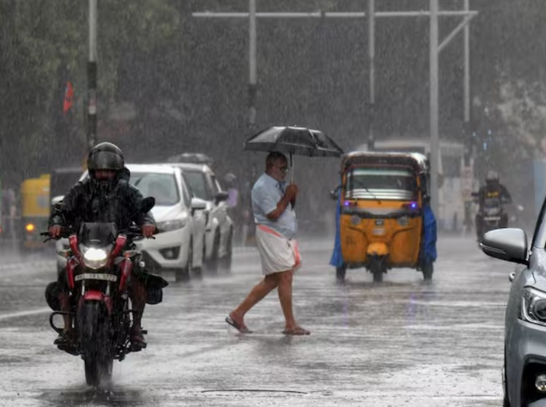 केरल में तेज बारिश में 4 की मौत:लैंड स्लाइड से सैकड़ों घर क्षतिग्रस्त