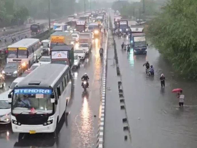 दिल्ली-यूपी-छत्तीसगढ़ में बारिश-बिजली, 10 मौत:3 फ्लाइट कैंसिल