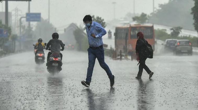 मुंबई में सुबह-सुबह हुई झमाझम बारिश, दिल्ली-NCR में छाए बादल