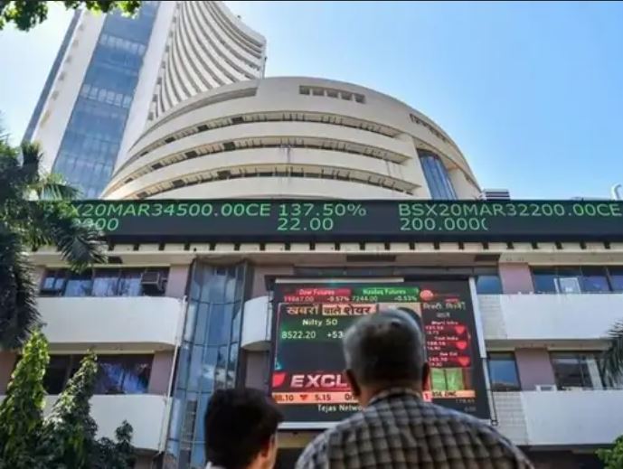 सेंसेक्स 200 अंक गिरकर 82,330 पर बंद:निफ्टी भी 44 अंक फिसला